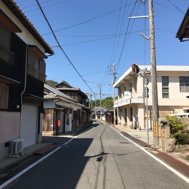 本村　バス通りは普段バスを待つ観光客の方でぎっしりです。